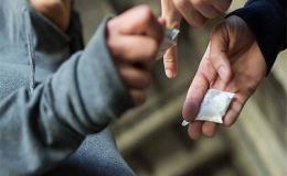 سوداگران مرگ از انتقال ۱۰ کیلوگرم شیشه در بندرخمیر ناکام ماندند
