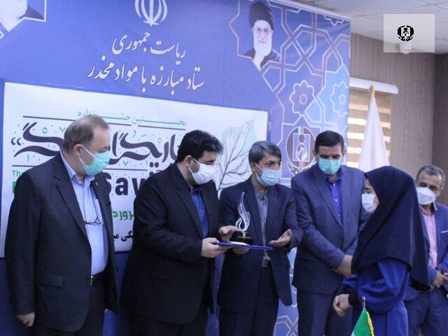 تندیس اولین جشنواره ملی یاریگران زندگی در دستان دانش&zwnj;آموز مازندرانی