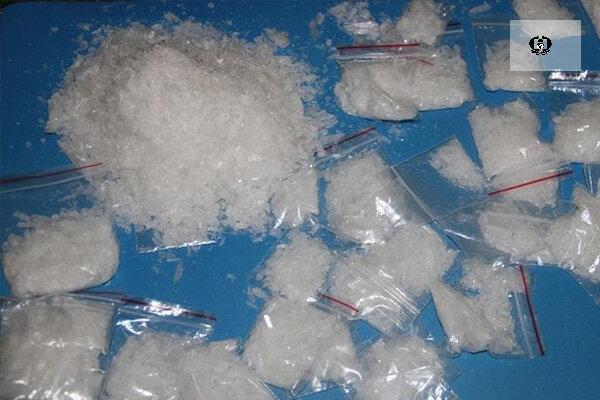 قاچاقچیان مواد مخدر شیشه در فرودگاه بندرعباس زمین&zwnj;گیر شدند