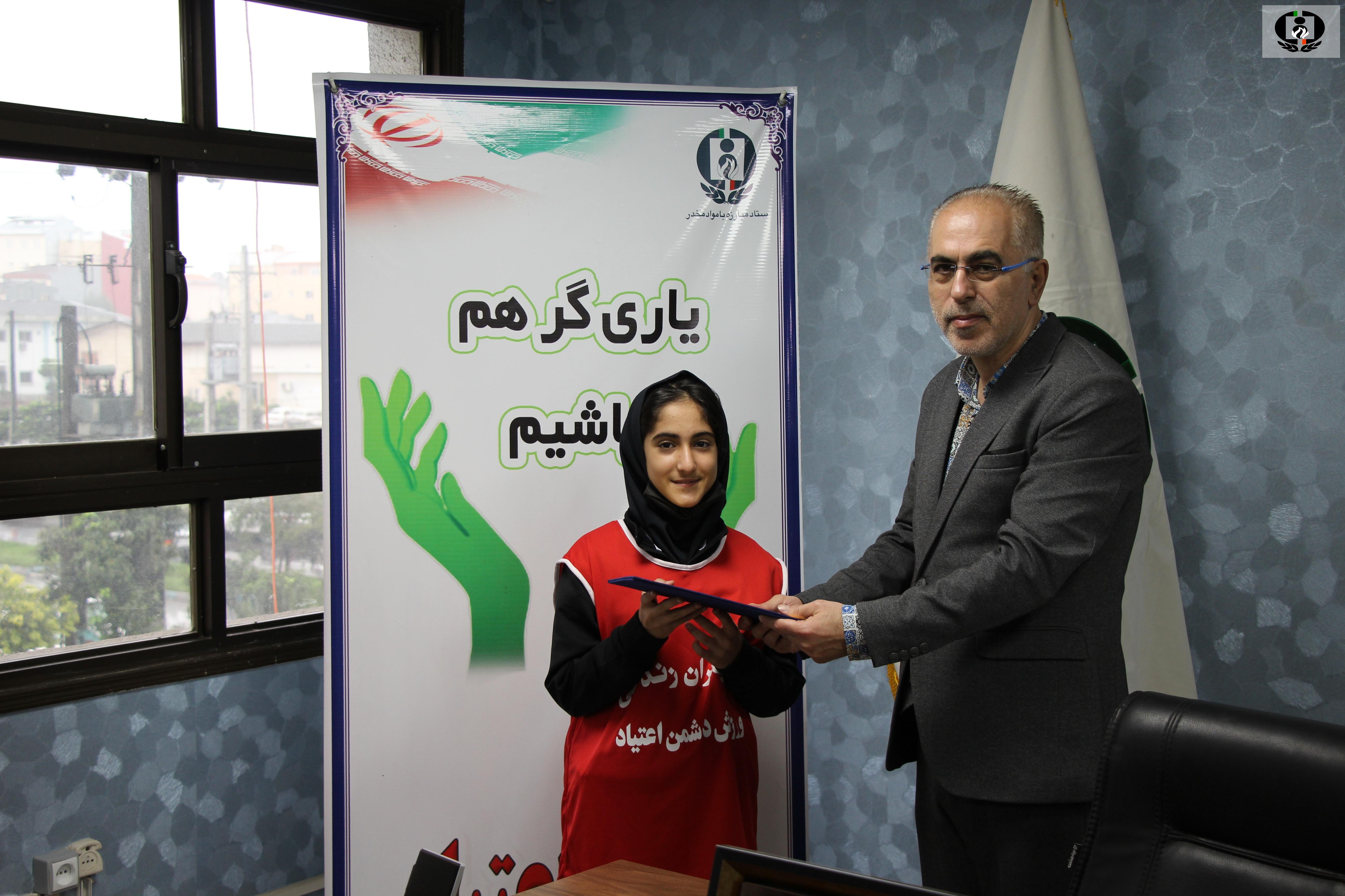 مبینا عبادی دانش آموز قهرمان تکواندوی گیلان، سفیر پیشگیری از اعتیاد شد