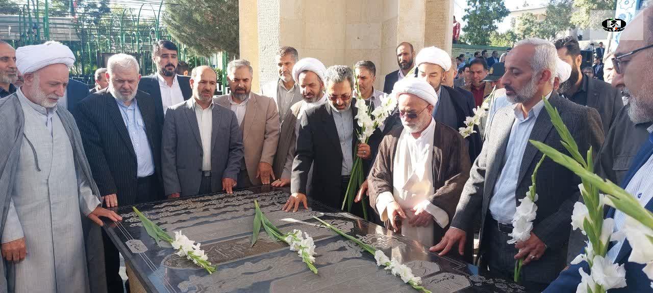 غبارروبی گلزار شهدا و برپایی میز خدمت در همدان